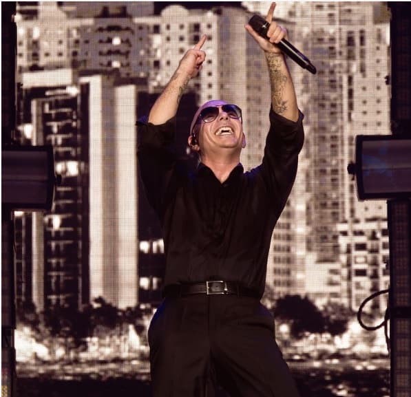 Ahora, millones y millones de discos vendidos después, Pitbull es el rey de la música bailable - y de pasar un buen rato.