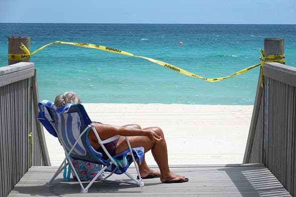 Abren al público playas y campos de golf en condado de Florida con casi 800 casos de coronavirus