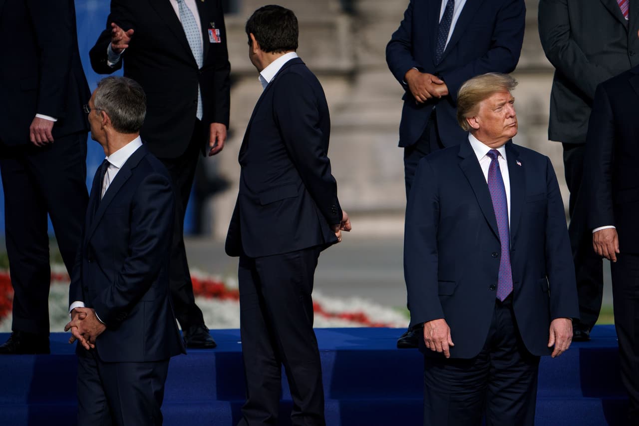 Solo, en otro extraño momento fotográfico en Bruselas. Trump tuvo 48 horas 'de furia' con sus aliados: primero 
<a href="https://www.univision.com/noticias/relaciones-internacionales/enfrentamiento-en-la-otan-trump-acusa-a-alemania-de-ser-prisionera-de-rusia-y-merkel-le-responde-que-su-politica-es-independiente?utm_source=sf&utm_medium=email&utm_campaign=digmktg_noticiasjuly11&utm_term=na&utm_content=tp3" target="_blank">atacó a Alemania porque tiene acuerdos de energía con Rusia y dijo que son "prisioneros de Rusia"</a>, luego les demandó más dinero a los aliados y aseguró que lo consiguió, aunque varios líderes dijeron que se oponían y 
<a href="https://www.nytimes.com/2018/07/12/world/europe/trump-nato-russia.html" target="_blank">aún no hay un acuerdo específico sobre el gasto presupuestario en defensa</a>. Por último se fue diciendo que la OTAN "está muy fuerte".