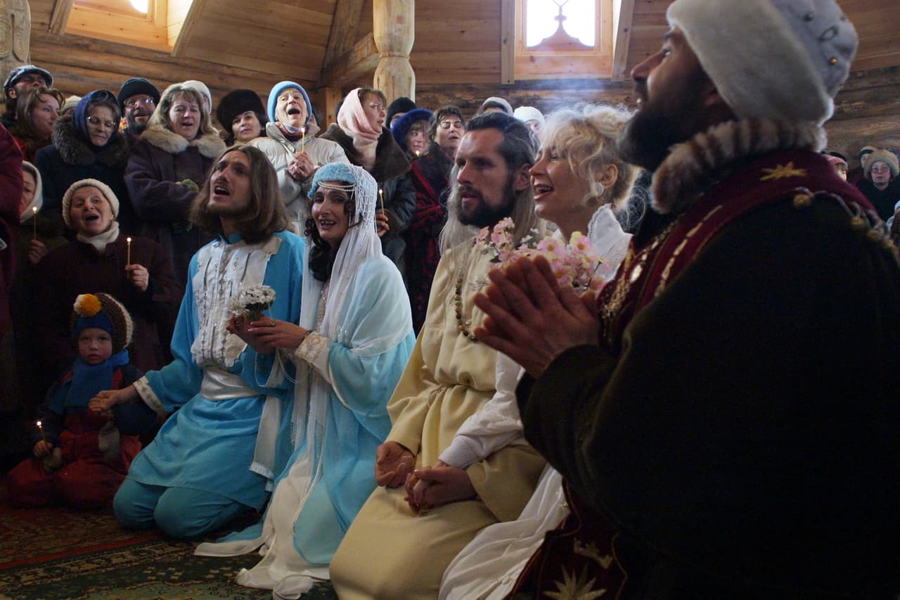 En el culto de Torop había una escuela de doncellas nobles “
<b>para preparar a niñas y que se conviertan en futuras novias y esposas para hombres dignos”, detalla una investigación de <a href="https://www.bbc.com/mundo/noticias-internacional-54255665" target="_blank">BBC.</a></b>
<br>
<br>En imagen un alemán y su esposa rusa se casan en la iglesia de Torop en 2002.
<br>