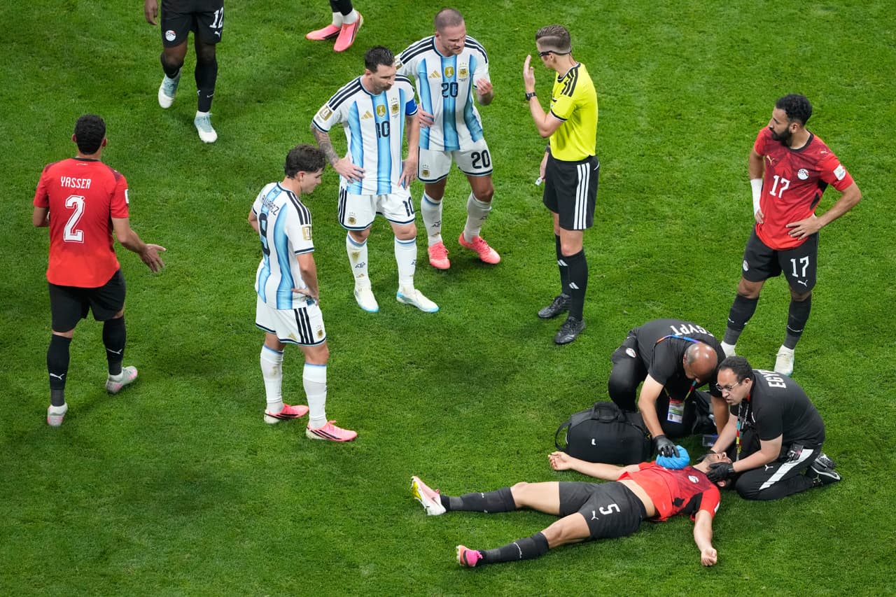 El argentino Enzo Fernández disputa el balón con el egipcio Mohamed Salah durante el partido de octavos de final del Mundial entre Argentina y Egipto en Atlanta, el martes 7 de julio de 2026. (Foto AP/Butch Dill)