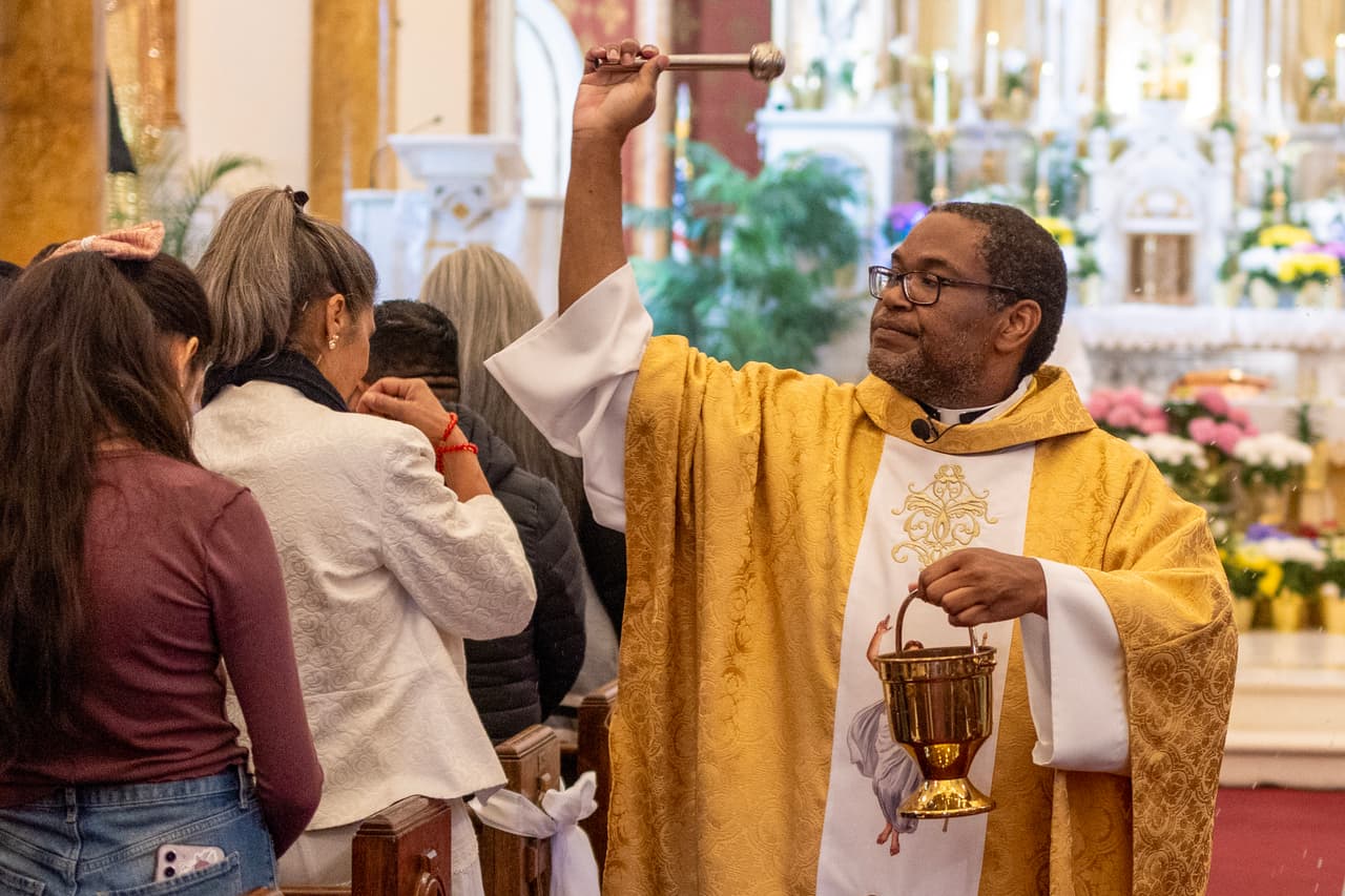 El pastor de la congregación, Ako Walker, recibió la tarea de ayudar a las familias de los trabajadores hispanos cuando recibieron noticias sobre ellos cuando se anunció que las autoridades creían que no los encontrarían con vida. 
<br>