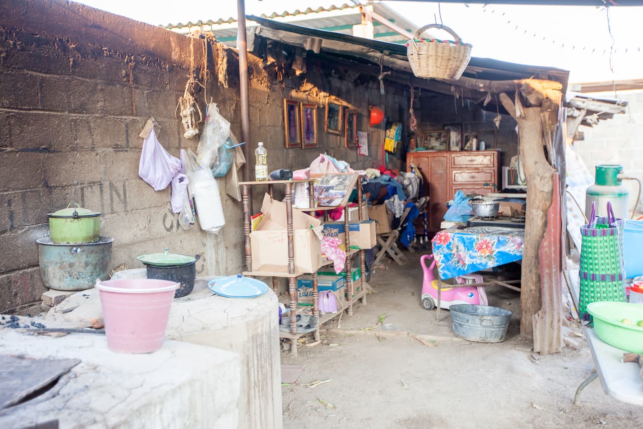 La casa donde vivía doña Isabel con su esposo, Leobardo Martínez, sus ocho hijos y dos nietos se vino abajo con el primer terremoto del 7 de septiembre de 2017, de 8.2 grados de magnitud, que tuvo su epicentro en Pipijipán, en el estado vecino de Chiapas. Las pocas cosas que lograron rescatar de las ruinas están almacenadas bajo el único techo de lámina que quedó en pie.