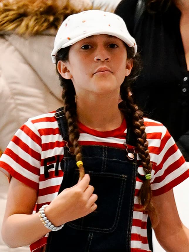 Atrás quedaron las trenzas en su cabello largo y el tono natural, la joven cambió por completo la forma de peinarse y vestirse.