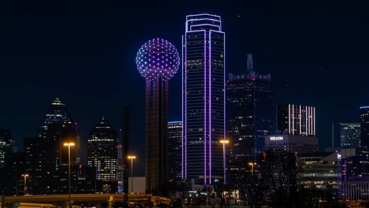 <b>¡Fuegos, luces y drones en la Nochevieja de Dallas!</b> 🎆
<br>
<b>La celebración, totalmente gratuita</b>, tendrá lugar alrededor de la icónica torre de
<b>unos 560 pies de altura</b>, símbolo de la ciudad de Dallas. Disfrutarás de un espectáculo de 360 grados, es importante mencionar que
<b>no se podrá apreciar el espectáculo desde el césped de la Reunion Tower</b> ni desde las áreas restringidas dentro de la designada “zona caliente”.