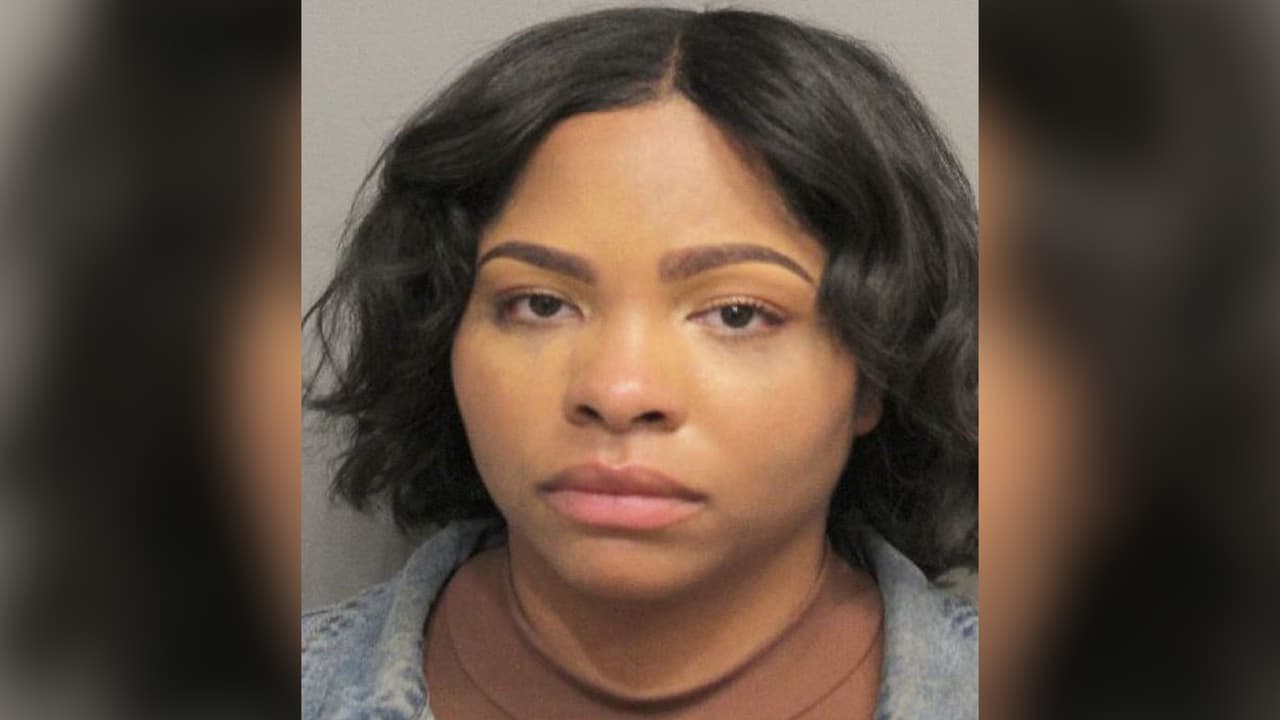 Oficiales encuentran a niño de 6 años caminando solo en la calle: arrestan a la madre