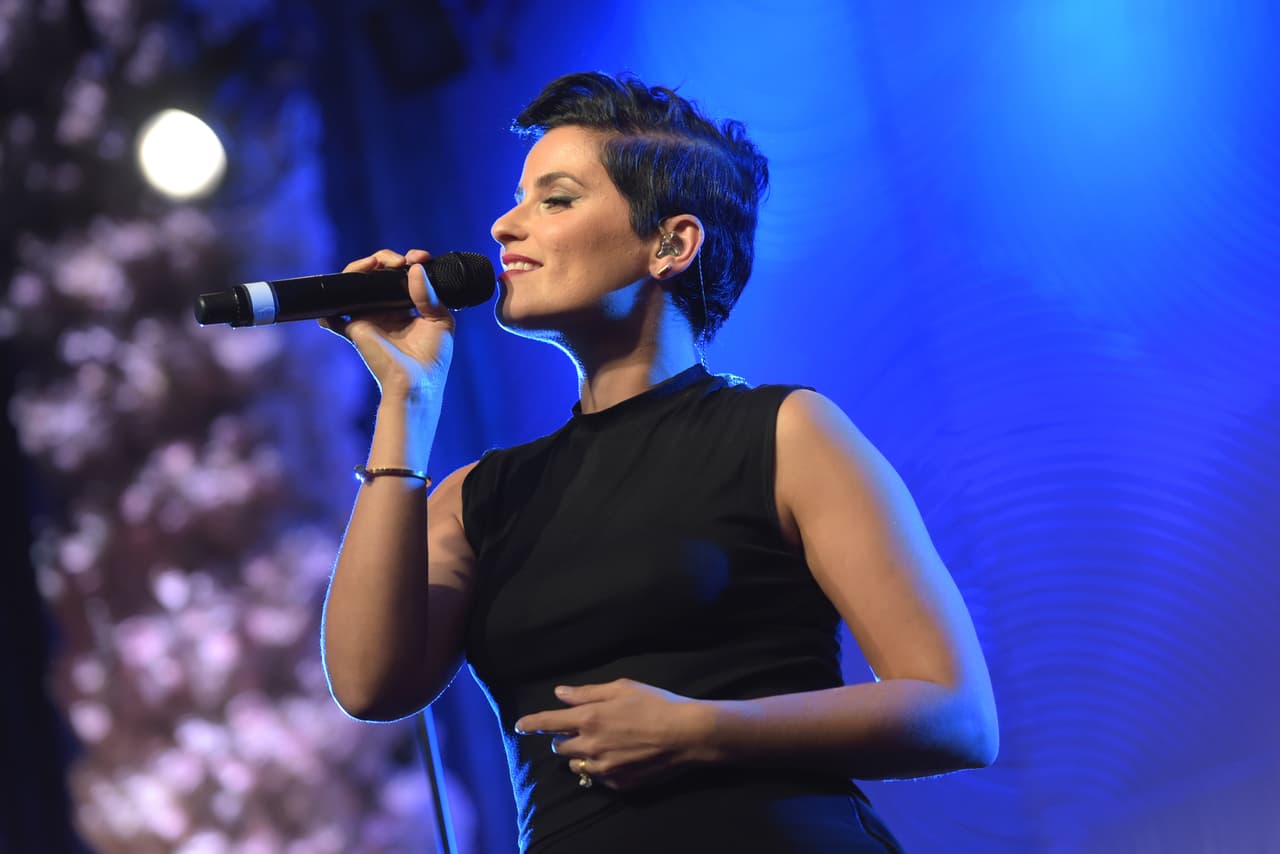 Classic Jam: Nelly Furtado - Turn Off The Light