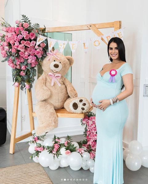 Recibió los primeros regalos para la pequeña Penélope, como el columpio y el enorme oso de peluche que se pueden ver en esta imagen.