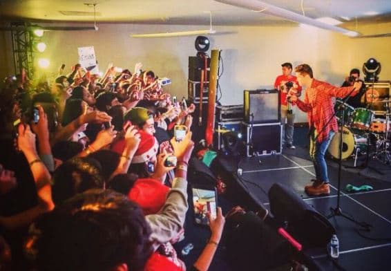 Su grupo de fans ha ido aumentando a medida en que ha sido invitado a los festivales de radio más importantes de México, como el concierto EXA, en León, Monterrey.