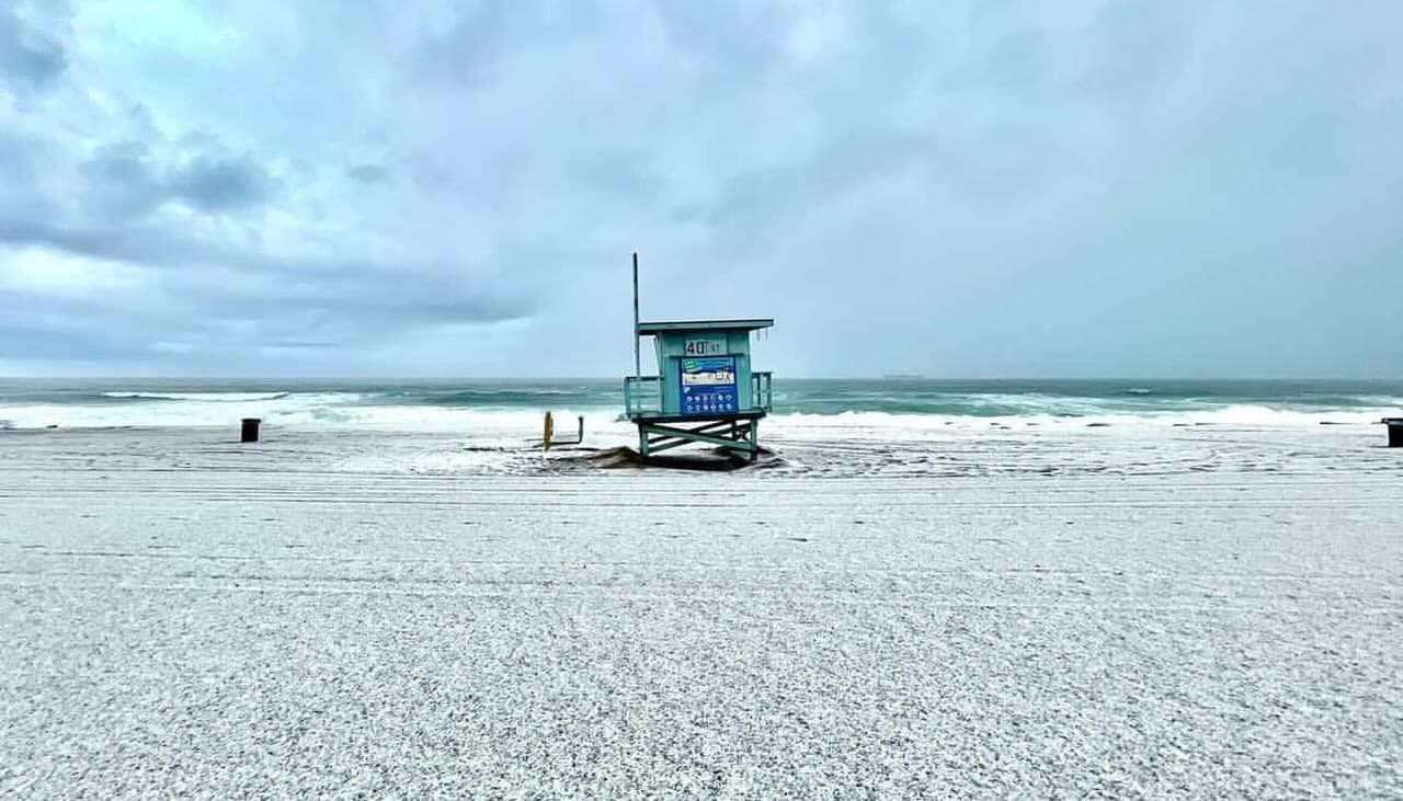 Granizo en las playas y alerta por tormentas eléctricas en Los Ángeles