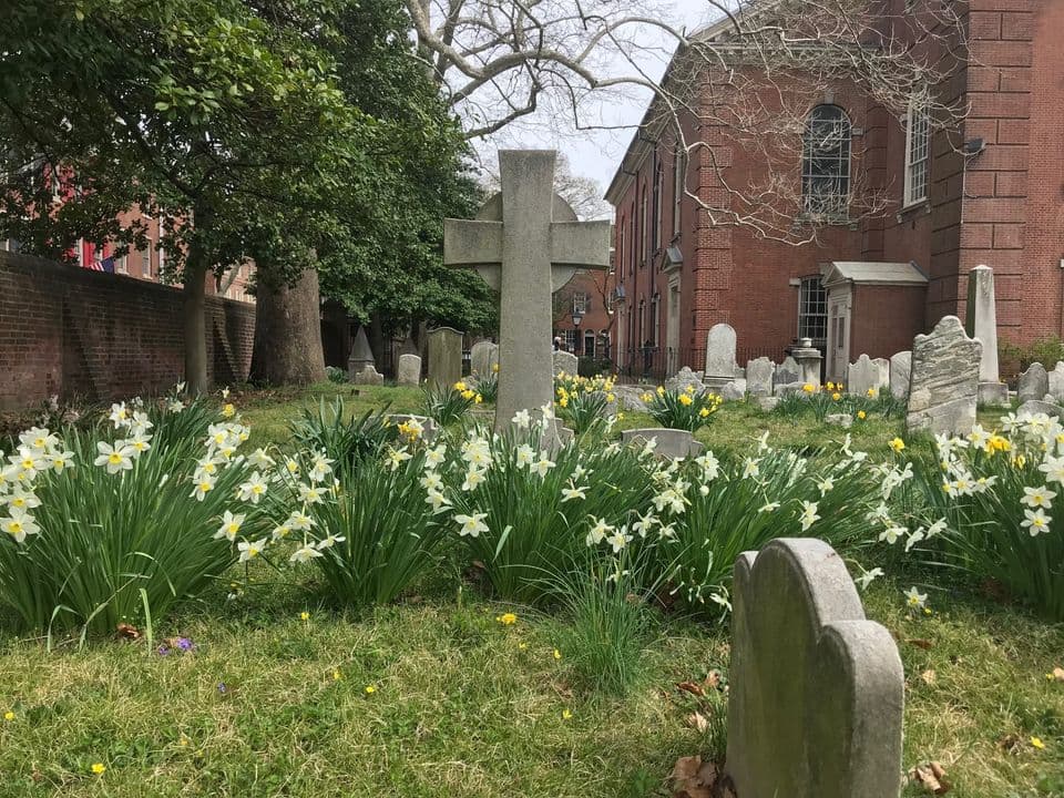 <b>St. Peter’s Episcopal Church Cemetery (Philadelphia)</b>: La leyenda local dice que todas las noches a las 9 p.m., se presenta una aparición sobre cinco tumbas sin nombre. Los visitantes del cementerio también hablan de manchas blancas u otras apariciones extrañas que aparecen en sus fotografías del cementerio.