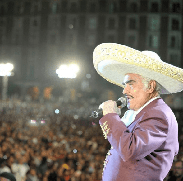 Vicente Fernández aparecía a caballo en algunas de sus presentaciones. Actualmente el cantante se encuentra retirado y se dedica en su rancho a cuidar de cerca su ganado, sus caballos pura sangre y a la crianza de caballos miniatura.