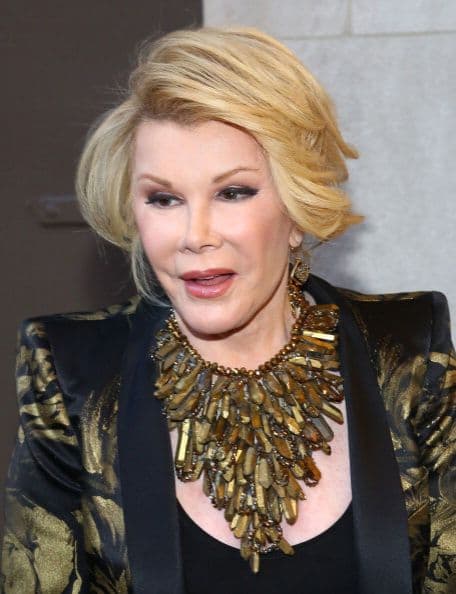 JOAN RIVERS. Esta comediante, presentadora de televisión y actriz es adicta a las cirugías plásticas, en las que ha invertido tres millones de dólares.