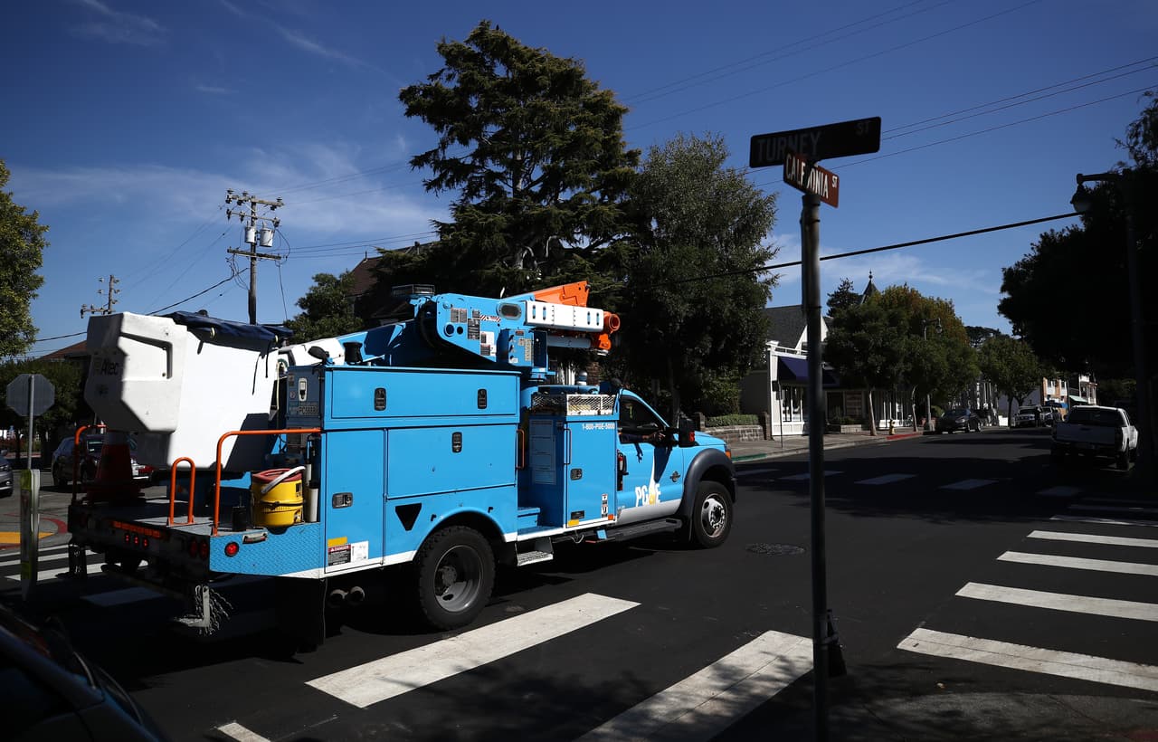 Clientes inscritos que reducen el uso de energía entre las 4 pm y 9 pm recibirán un crédito en su factura al final del verano. 
<br>