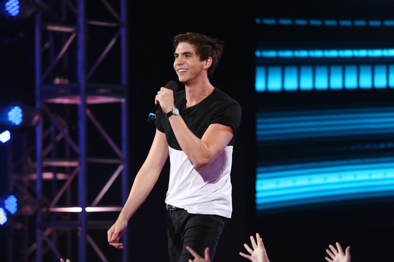 Johann no convenció a las fans pero no se quedó con las ganas de cantar y fue así como Alejandro lo salvó.