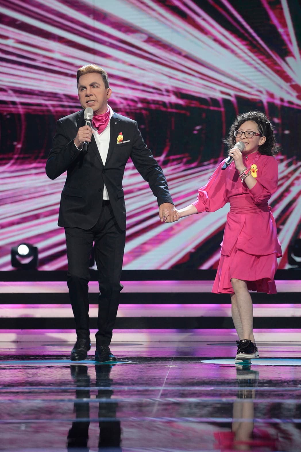 El siguiente en llegar al escenario fue Cristian Castro, quien cantó con Taisia de 'Mateo Y Los Súpersabios'.