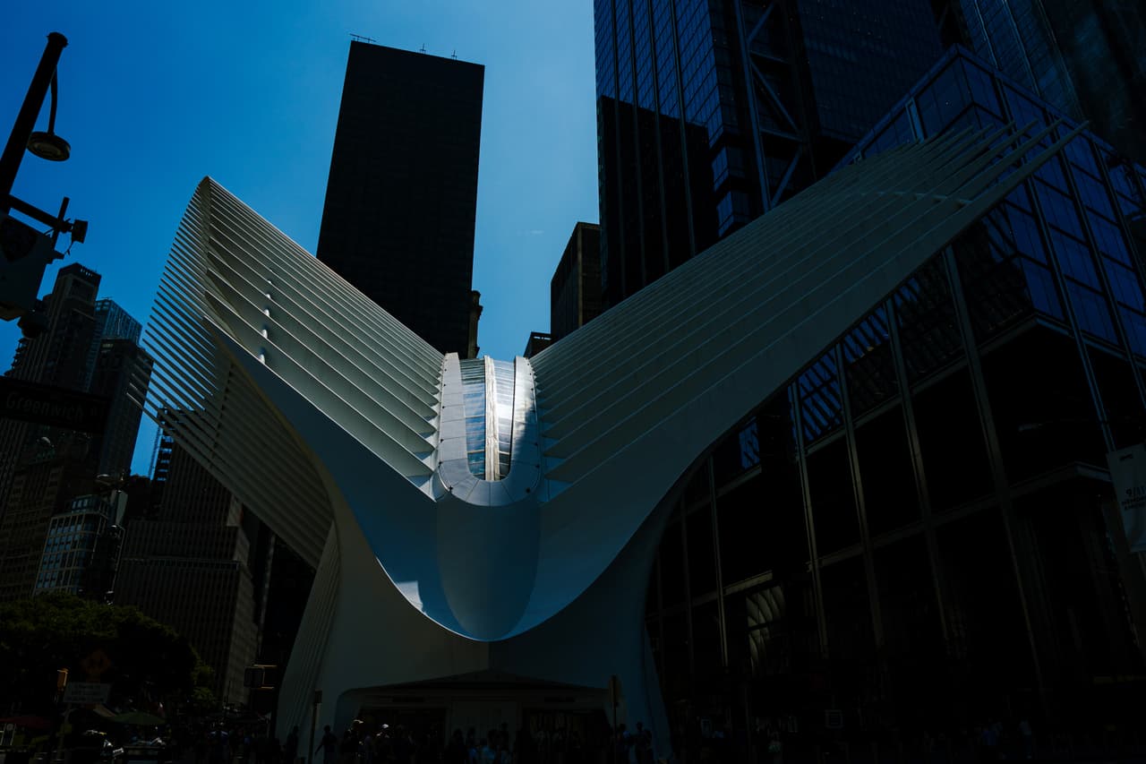 Hace 25 años, este no era el panorama. Esta era la zona de las 'Twin Towers', de 110 pisos. La Torre I o Norte del World Trade Center tenía 110 pisos. 
<b>El vuelo 11 de American Airlines</b>, que despegó de Boston a Los Ángeles, con 92 personas a bordo, fue 
<b>secuestrado por terroristas de Al Qaeda</b>, que estrellaron el avión contra el icónico edificio, 
<b>entre los pisos 93 y 99</b>.
<br>
<br>¿Por qué
<b> </b>no se ordenó
<b> el desalojo de la Torre II, la gemela</b>? Públicamente, ese primer incidente fue reportado como un accidente.
<br>
<br>
<b>El pánico se disparó</b> cuando 
<b>17 minutos más tarde</b>, el 
<b>vuelo 175 de United Airlines</b>, que 
<b>también despegó de Boston a Los Ángeles</b>, con 65 personas a bordo, se estrelló en la Torre II o Sur del World Trade Center. Secuestrado por terroristas de Al Qaeda, pegó más abajo, entre los pisos 77 y 85, complicando el rescate de numerosos trabajadores.