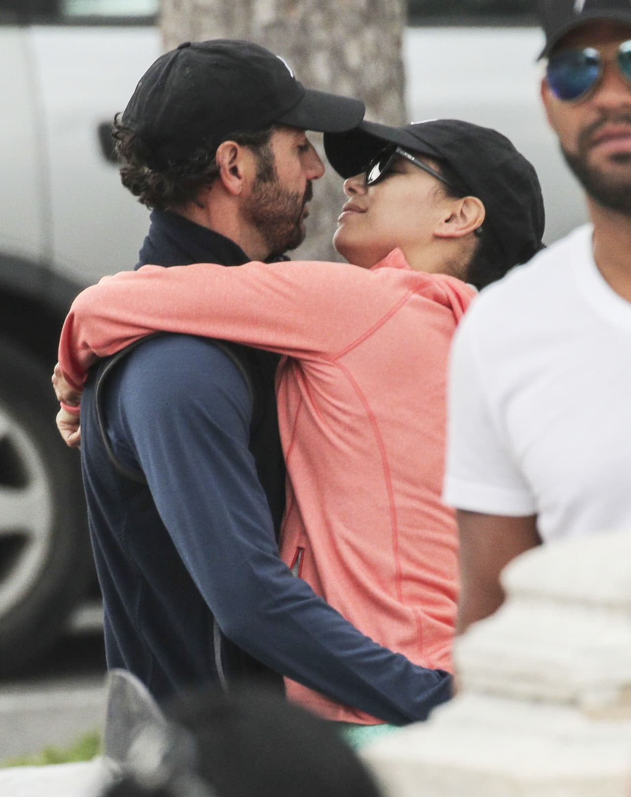 Eva y José derraman miel.