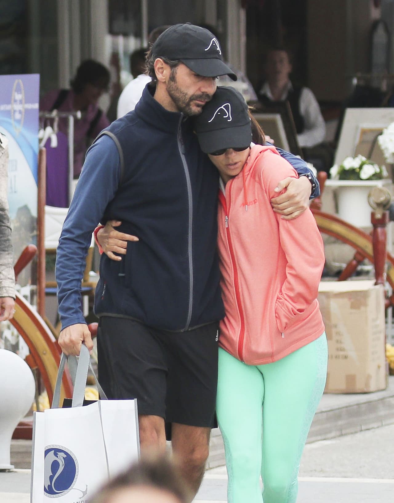 Siendo todo un caballero con esta belleza.