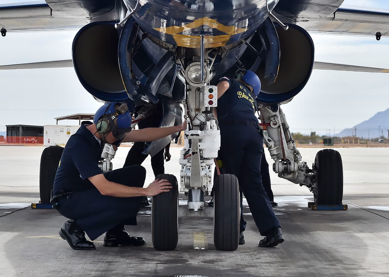 El mantenimiento de las naves antes y despues de cada entrenamiento y demostración se realiza detalladamente.