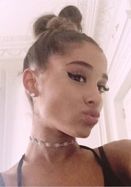 La cantante de 25 años alzó la voz y se defendió contra esos comentarios negativos a través de su cuenta en Twitter: "Qué absurdo es que minimices el respeto de una mujer hacia sí misma y la autoestima de las mujeres al decir que alguien debería permanecer en una relación tóxica solo porque él escribió un disco sobre ella, lo que por cierto no es el caso [...]".