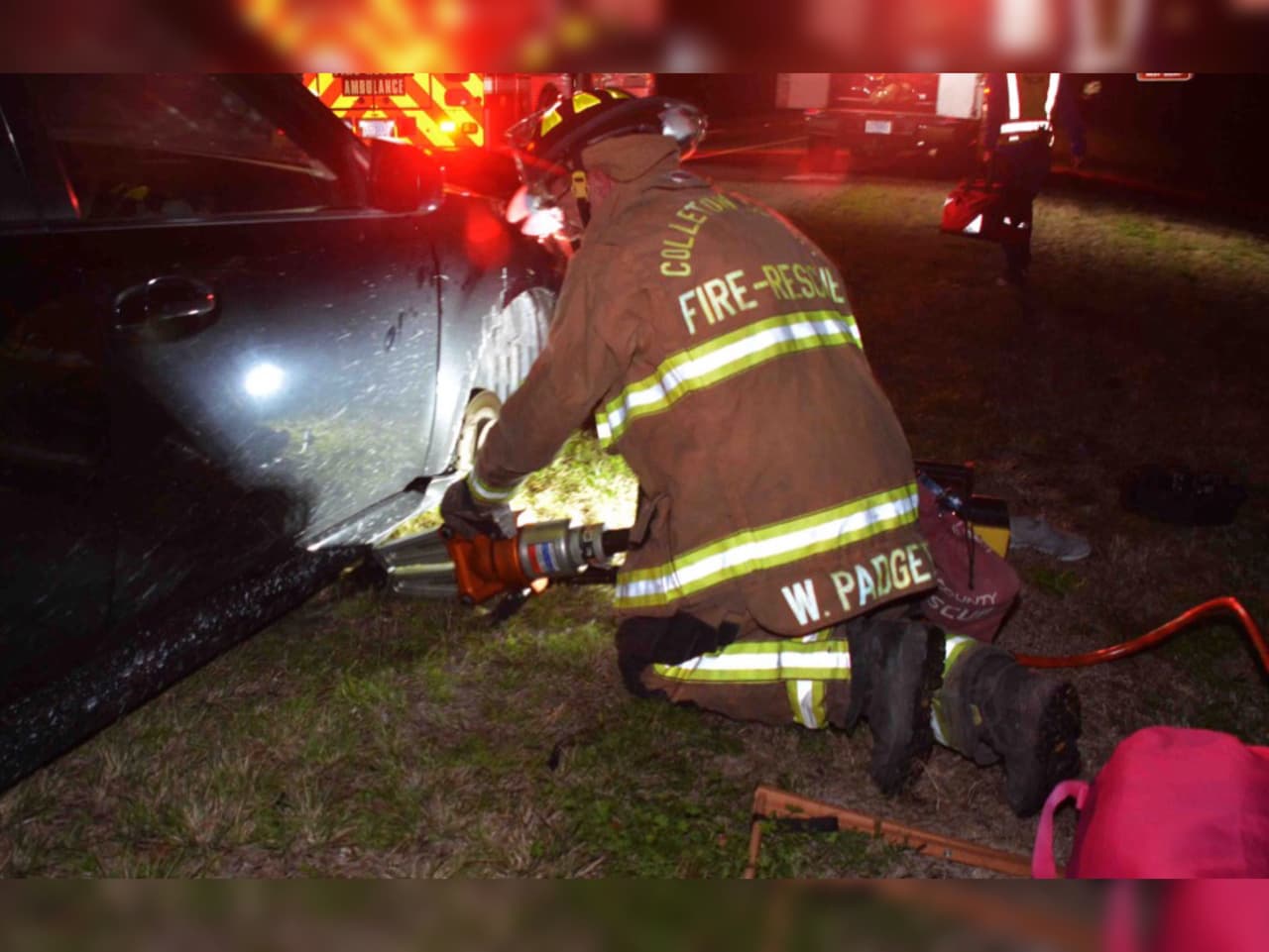 Llama al 911 con sus pies al quedar atrapada en su auto