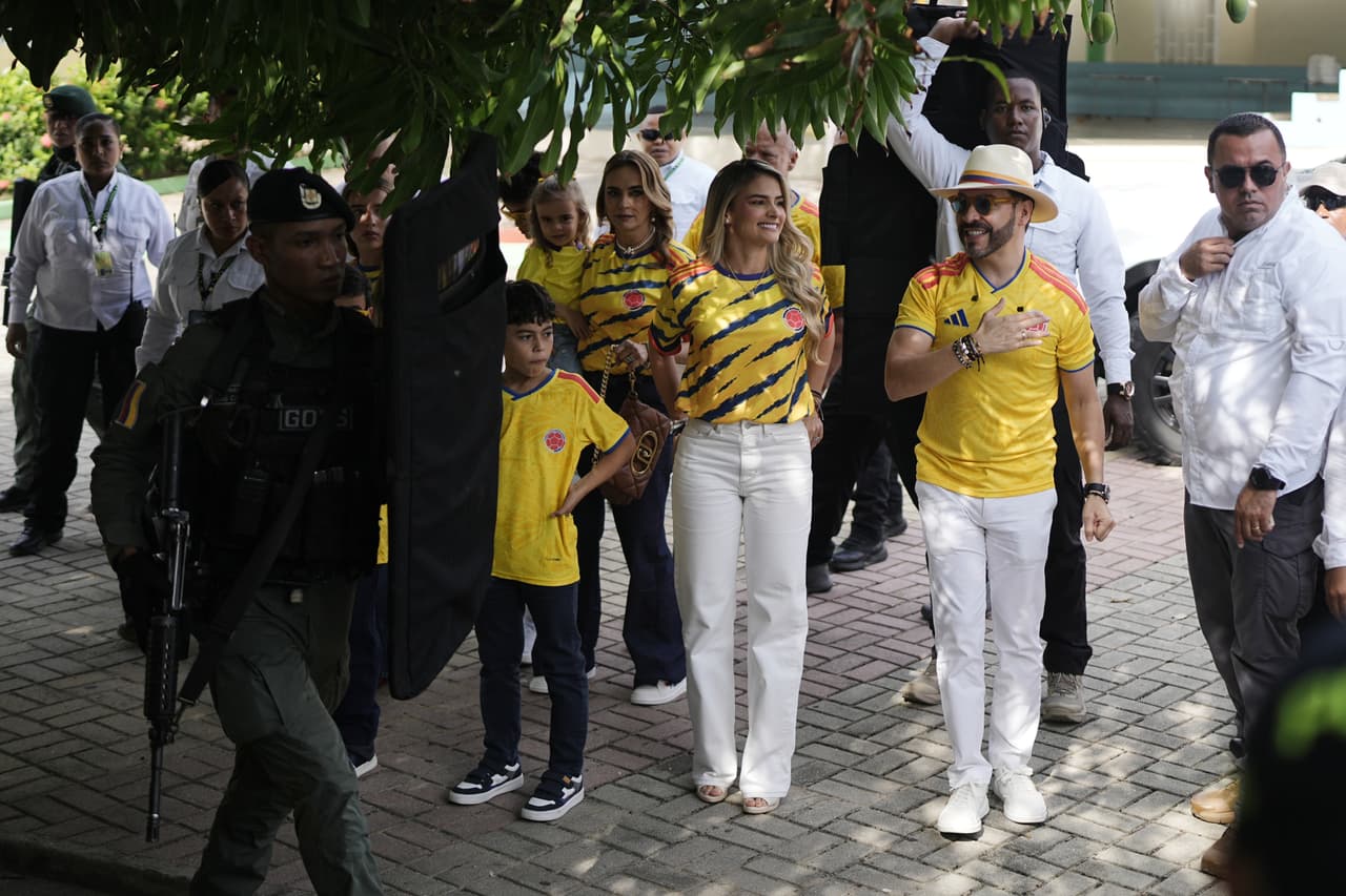 El candidato presidencial Abelardo de la Espriella, del partido opositor Defensores de la Patria, llega a votar en la segunda vuelta electoral en Barranquilla, Colombia, el domingo 21 de junio de 2026.