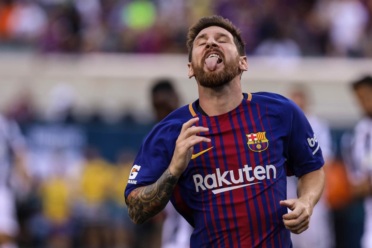 Messi: rey en apuros. Acosado en lo individual por Cristiano Ronaldo, carga esta temporada con la recuperación del Barcelona y además puede ser una de sus últimas ocasiones de ganar un Mundial.