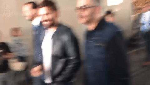 La actitud de Julián Gil, en cambio, es opuesta por completo. Ese gesto con los dedos en señal de victoria, la sonrisa de galán, el guiño del ojo y sus dedos acomodando una melena de pelo inexistente la vimos durante varios momentos antes y después de la audiencia.