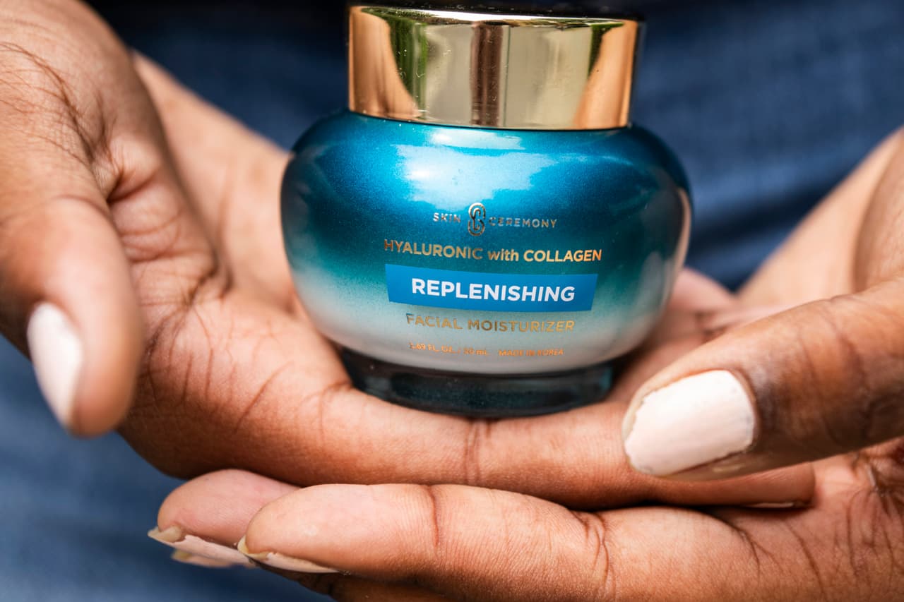 Mia Hall, de 14 años, posa para un retrato en el parque de su vecindario mientras sostiene algunos productos para el cuidado de la piel que usa habitualmente el jueves 29 de agosto de 2024, en el distrito del Bronx de Nueva York.