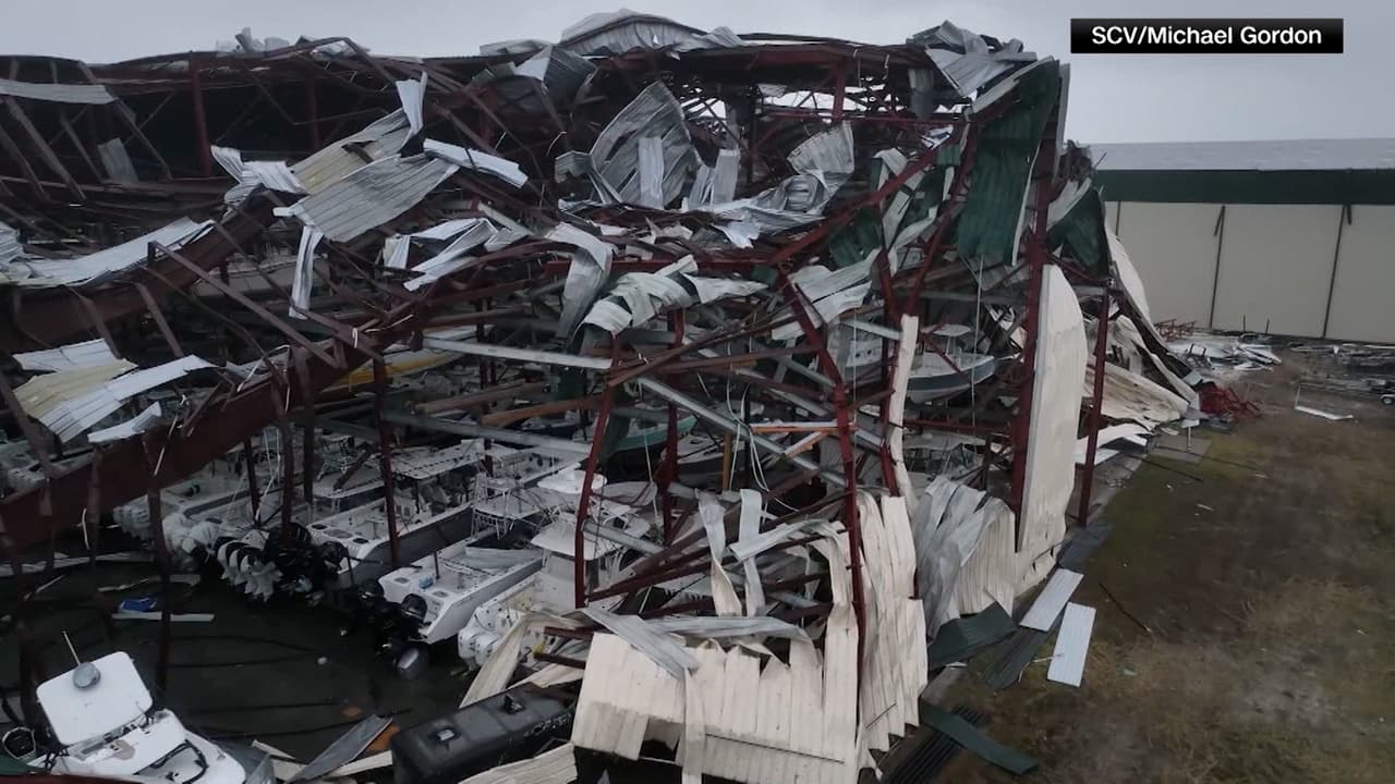 La policía del condado Walton en el noroeste de Florida colocó en internet fotos de cables eléctricos derribados, una estación gasolinera dañada y materiales de construcción desparramados por el piso.