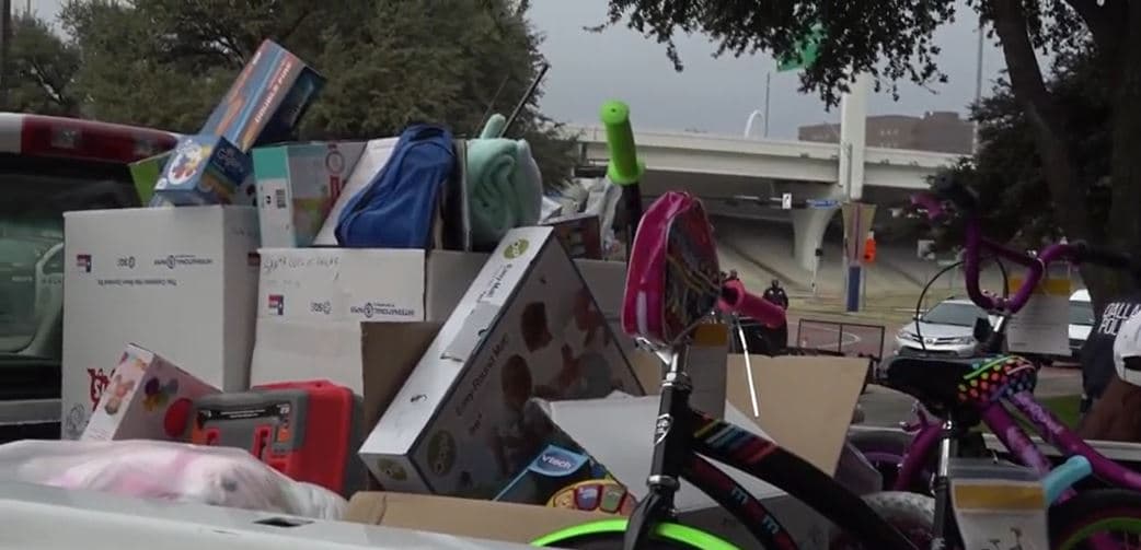 El departamento de policía de Dallas reparte regalos navideños para las familias víctimas del crimen 