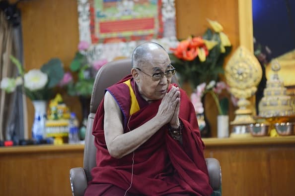 <b>8.- Dalái Lama.-</b> Este líder espiritual e ícono de la paz mundial, se coloca en el octavo lugar de la lista con 4.2% de las preferencias. El representante tibetano bajó un puesto respecto a la lista del 2018.
<br>