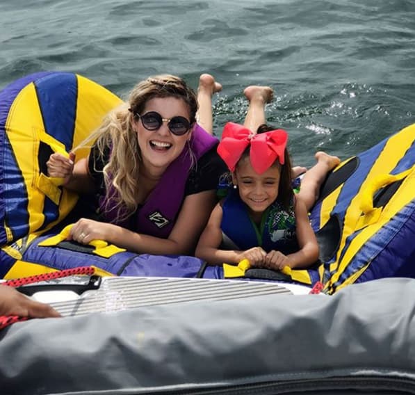 London Rose ya tiene 5 años y cada vez se parece más a su mamá.