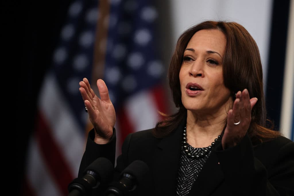 La policía detiene a un hombre armado cerca de la residencia de Kamala Harris
