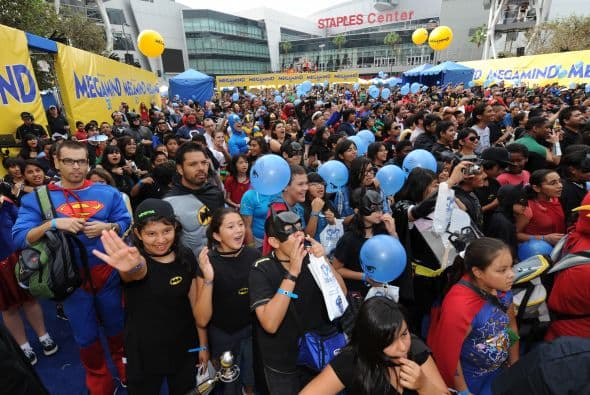 "Tengo esta lista loca de cosas que quiero hacer antes de morir, y una de ellas era establecer un récord mundial", dijo a Efe Amy Lane, una residente de Los Ángeles vestida con un disfraz de Robin, el compañero de faenas de Batman. "Supimos acerca de esto por las noticias y no nos lo pensamos", añadió Lane, acompañada por su amiga Autumn Keever, disfrazada de Batgirl.