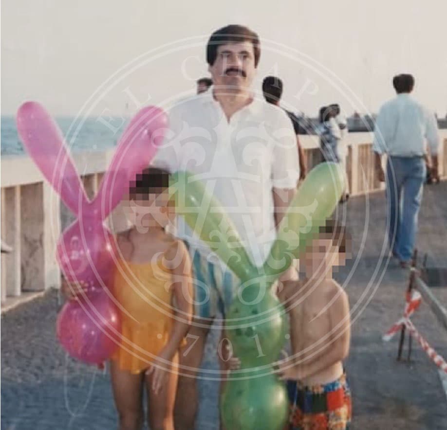 Esta joven le permitió a Univision Noticias publicar cuatro fotos inéditas de su padre. En dos él posa con dos niños que sostienen globos en forma de conejo durante unas vacaciones en alguna ciudad costera.