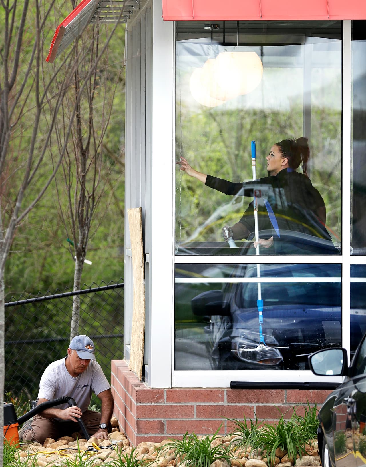 La policía dice que 
<a href="https://www.univision.com/noticias/tiroteos/el-fbi-requiso-armas-al-atacante-de-nashville-pero-su-padre-se-las-devolvio-esto-es-lo-que-se-sabe-de-travis-reinking">el FBI le quitó esas armas esas en 2017, tras un intento de entrar en la Casa Blanca</a>, fueron entregadas al padre del sospechoso, quien "reconoció que se las devolvió a su hijo".
<br>