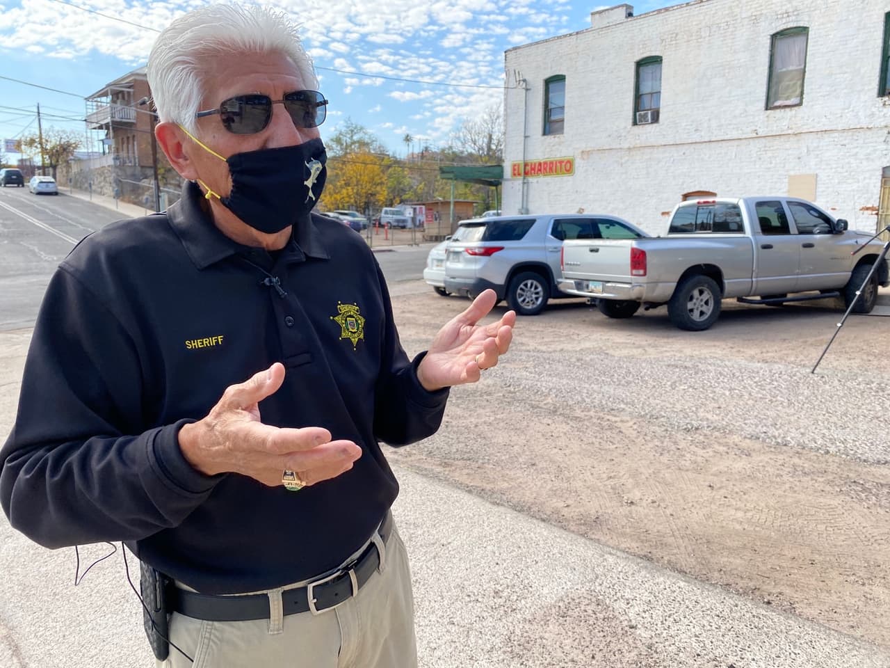 Tony Estrada, el sheriff hispano de la frontera de Arizona con 5 décadas de legado