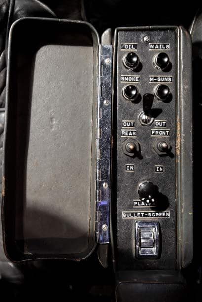 Gracias a estas funciones, diseñadas por el Dr. Q, James Bond peleó contra diversos villanos.