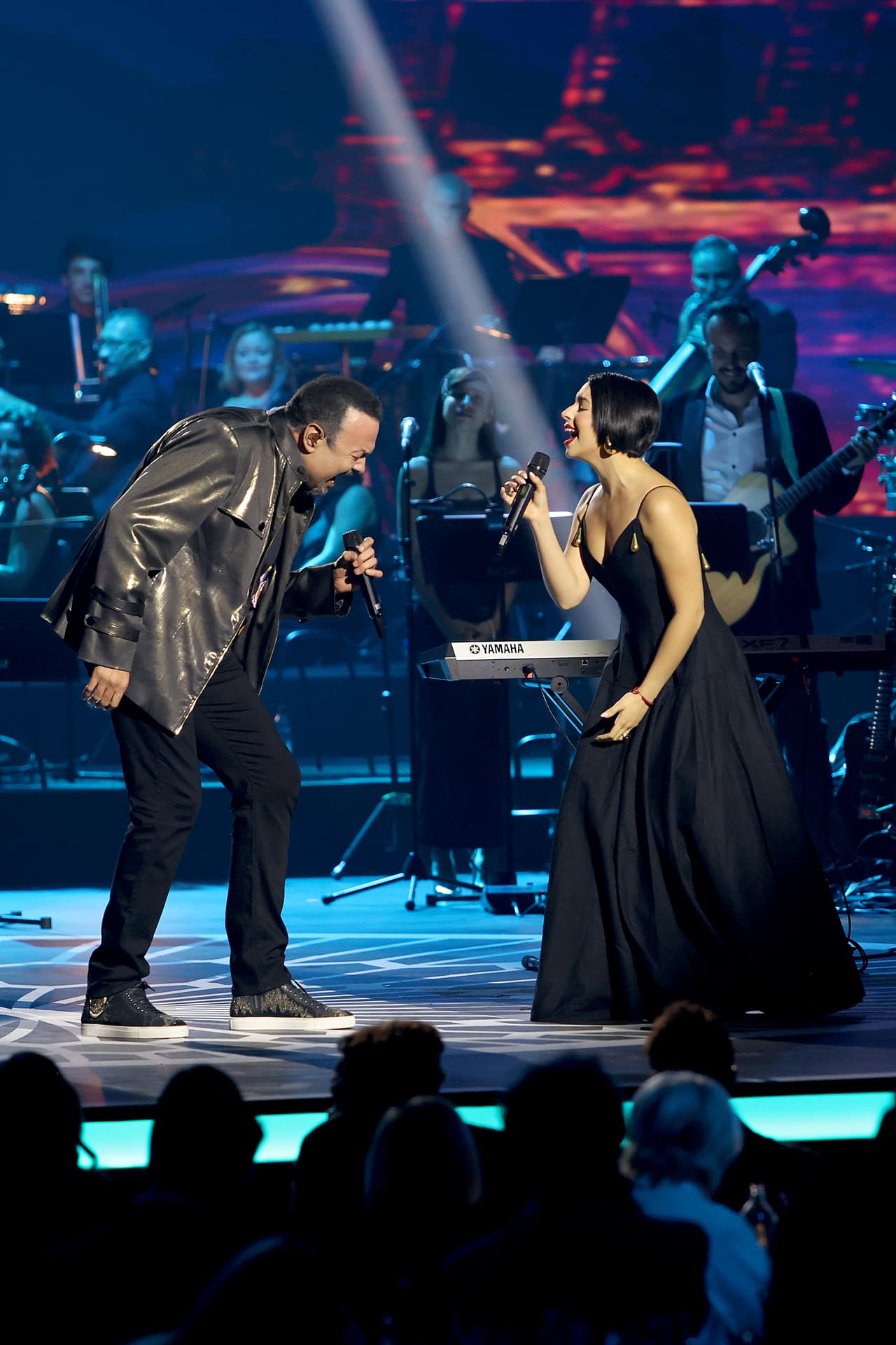 Como ya es una tradición, grandes artistas suben al escenario para rendir tributo al distinguido como Persona del Año. Pepe y Ángela Aguilar cantaron uno de los éxitos de Laura Pausini en la velada.