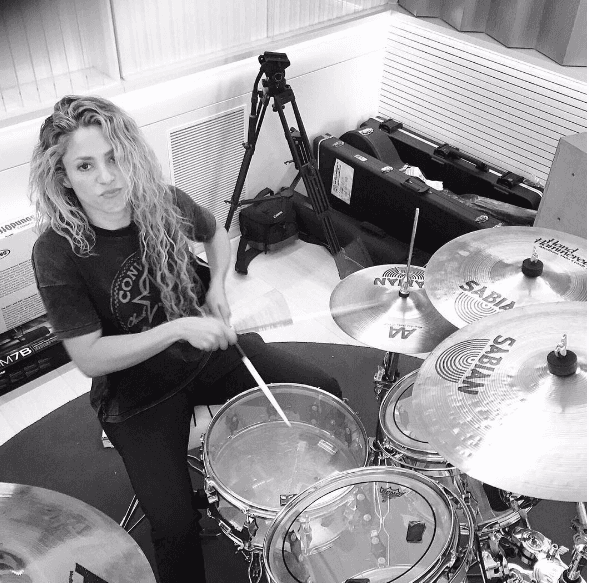 La colombiana está trabajando en lo que será su nuevo material, por lo que pasa mucho tiempo entre música e instrumentos.