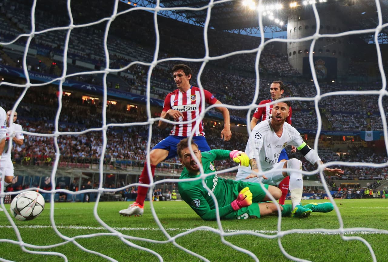 No pasó mucho para que viniera una calca de esa jugada pero ahora por la izquierda donde Toni Kroos cobró un largo servicio a balón parado que peinó Gareth Bale, desvió Sergio Ramos con el pie y el esférico se coló entre las piernas de Oblak.