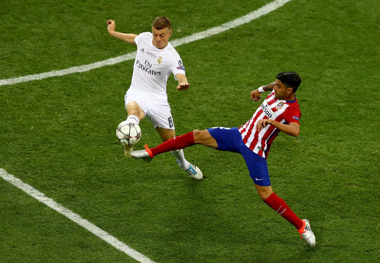 El encuentro se desarrollaba principalmente en la media cancha donde el Madrid fue el que impuso condiciones.