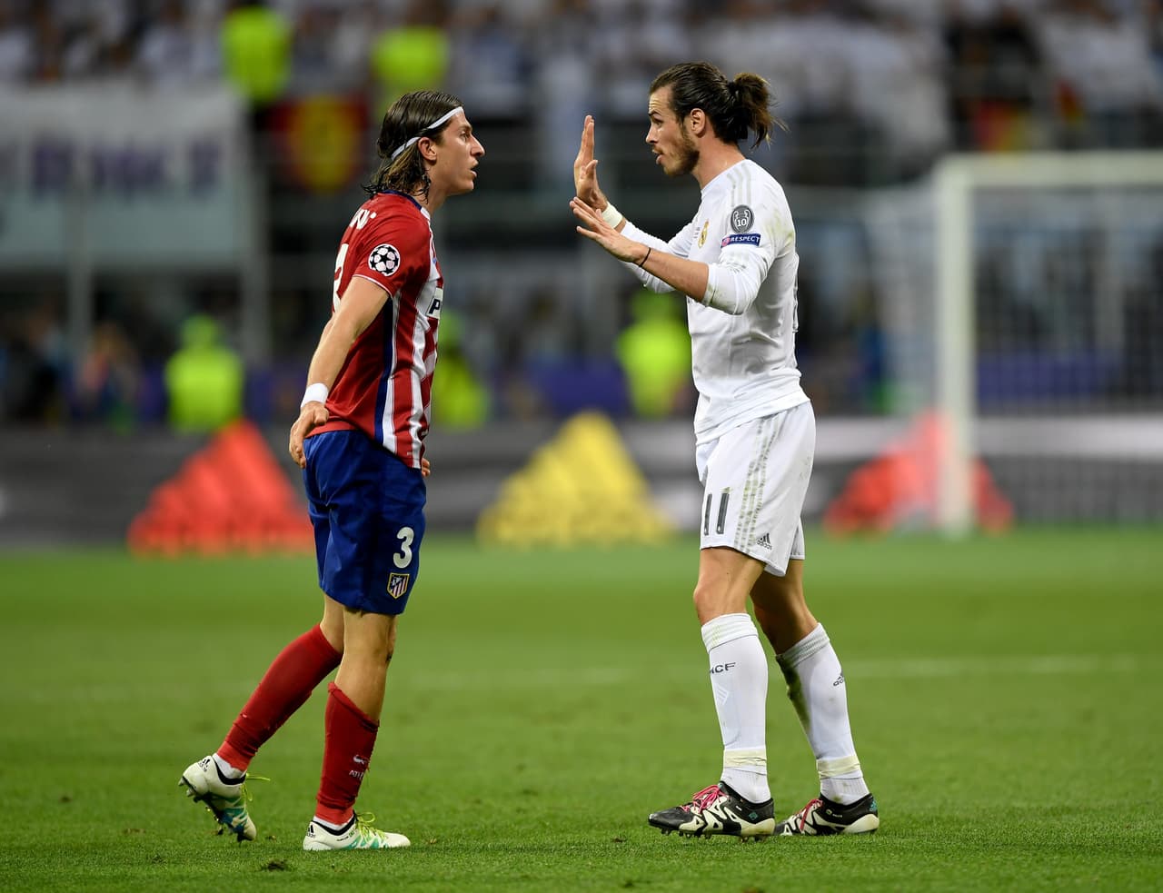 La intensidad del juego propició varios enfrentamientos como este entre Gareth Bale y Filipe Luís.