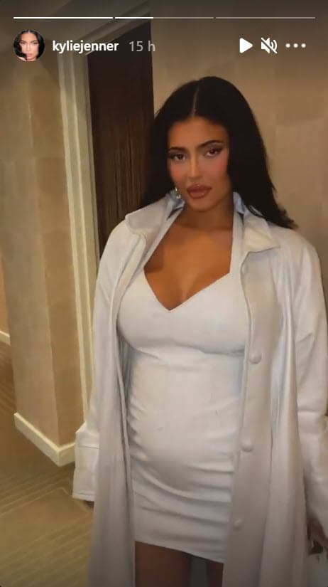 En sus historias de Instagram también agregó algunas imágenes en donde posa sin lentes oscuros.
<br>