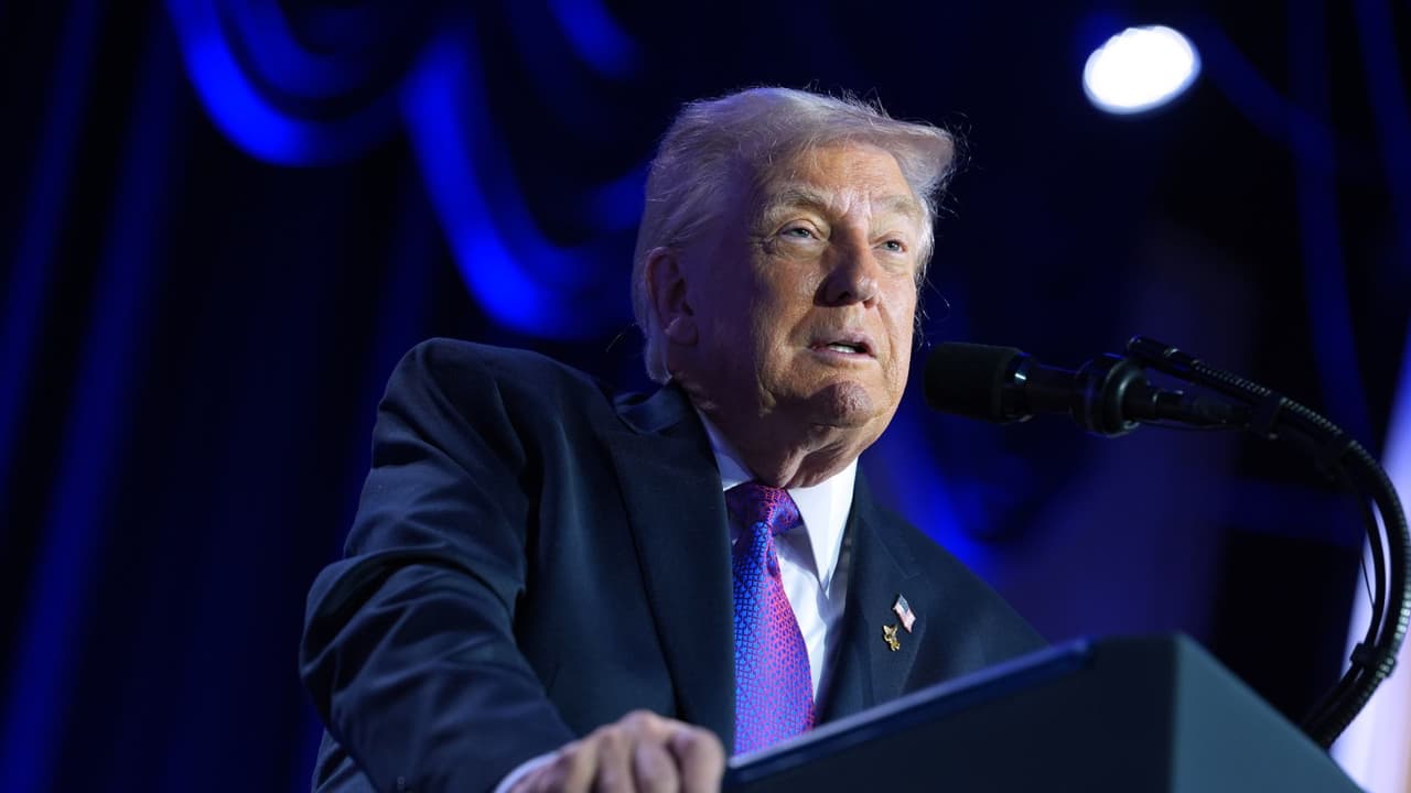 El presidente Trump defiende operativos federales pero admite que se requiere un "toque más suave"