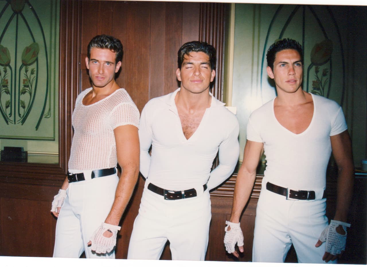 En 1997 se incorporó al grupo musical 'Kairo' en sustitución de Eduardo Verástegui.