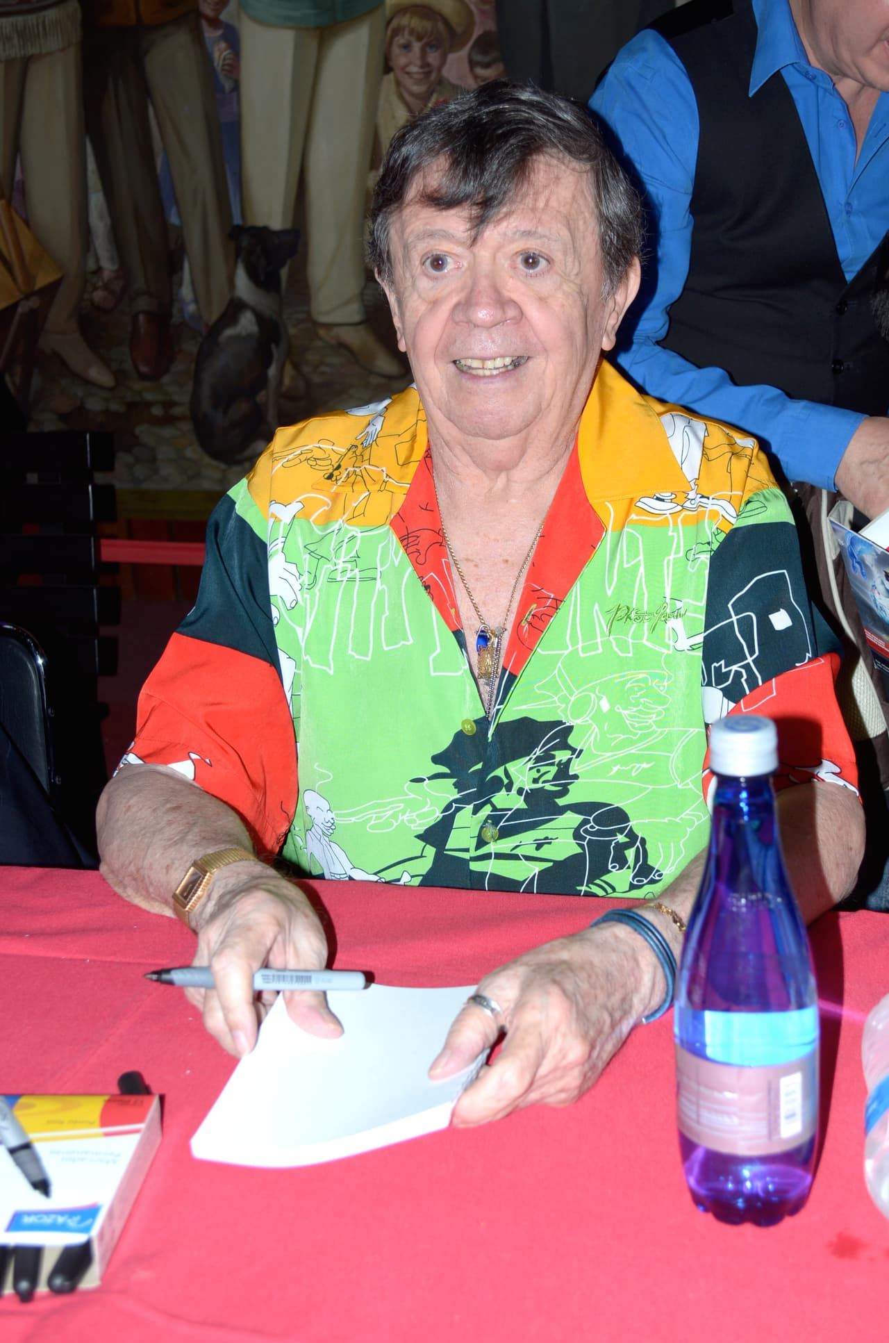 "Estoy mal del… 
<b>tengo un problema en la espalda</b>. Cuando estaba en la universidad era luchador y me golpeé, entonces se me rompió el espacio intercostal, se llama, o intervertebral", mencionó 'Chabelo' durante la entrevista.