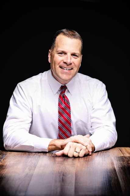 <b>Gordon Ramsay</b> 
<br>
<br>Ha sido jefe de policía durante quince años y es reconocido a nivel nacional por su trabajo en vigilancia comunitaria, salud mental, servicios para víctimas, relaciones raciales y reconciliación. Actualmente se desempeña como jefe del Departamento de Policía de Wichita.
<br> 
<br>Tiene un B.A. en Criminología y Sociología, un Máster en Gestión, es un
<br>se graduó de la Academia Nacional del FBI y es miembro de la Junta Ejecutiva de la Asociación de Jefes de Ciudades Importantes.